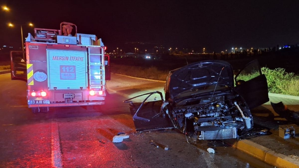 Mersin’de otomobil refüje çarptı: 2 yaralı