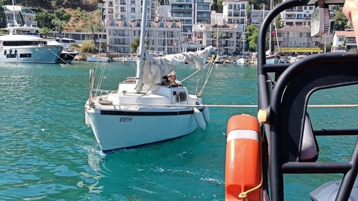 Muğla’da sürüklenen teknedeki 2 kişi kurtarıldı